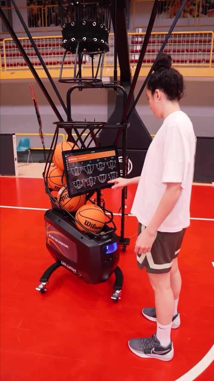 Dr. Dish CT+ machine on the Famila Schio training court: Dr. Dish CT+ basketball shooting machine on the training court at Beretta Famila Schio's facility in Schio, Italy.